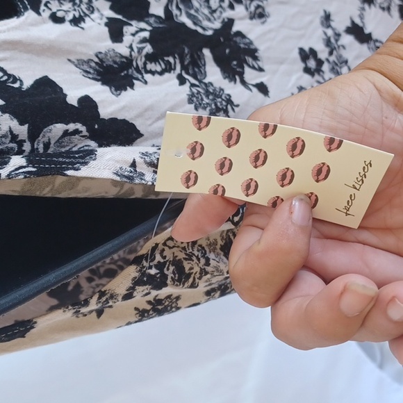 Free Kiss NWT Floral crossover tank Jr size xl - Picture 3 of 5